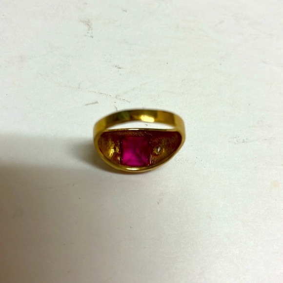 Diamond Arrow Motif Red Stone Half-Bezel Men's Ring - Picture 7 of 9